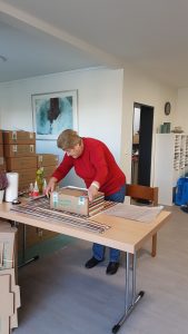 Heidmühle Ilse (83) beklebt mit viel Engagement die unbemalten und ungeschmückten Pakete
